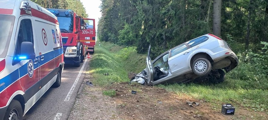 Wypadek na trasie Widły - Żednia. Ford wypadł z drogi i zarył w pobocze