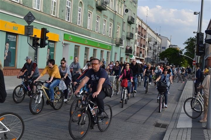 Masa Krytyczna w Częstochowie. Cykliści opanowali Aleje Najświętszej Maryi Panny [ZDJĘCIA]