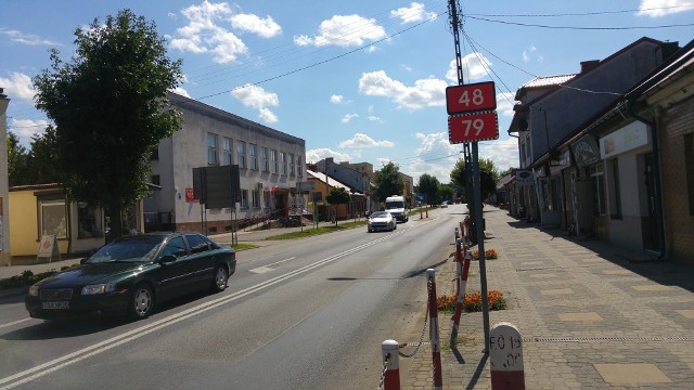 Na ulicy Radomskiej w Kozienicach łączą się odcinki dwóch dróg krajowych - numer 48 i 79. Będą one przebudowane.