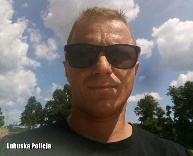 W letni dzień zeszłego roku Karol Wesołowski jechał z kolegą do pracy, gdy pomiędzy miejscowościami Pałck a Głogusz zauważył tonące w stawie auto.