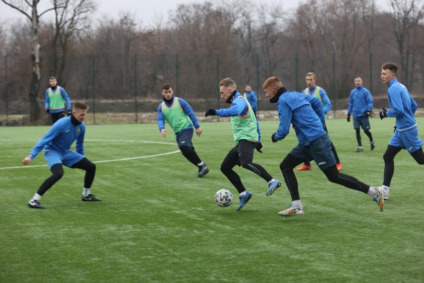 Hutnik Kraków. Trening (12 stycznia 2022 r.). Przy piłce...