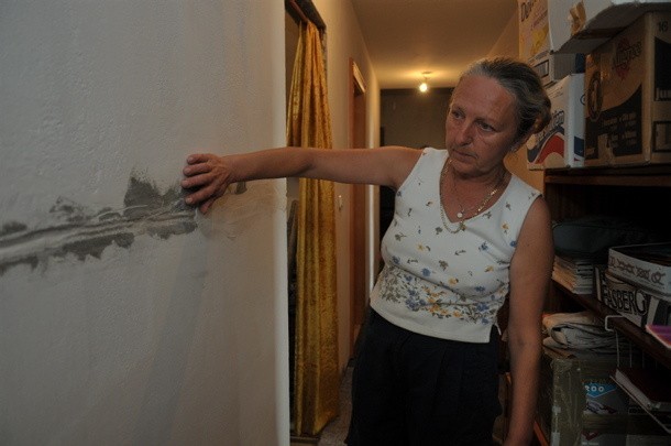 - Takie pęknięcia są na ścianach w każdym pokoju naszego domu &#8211; pokazuje Małgorzata Nowak. - Chcieliśmy mieć przystań, zamiast tego codziennie drżymy o życie.