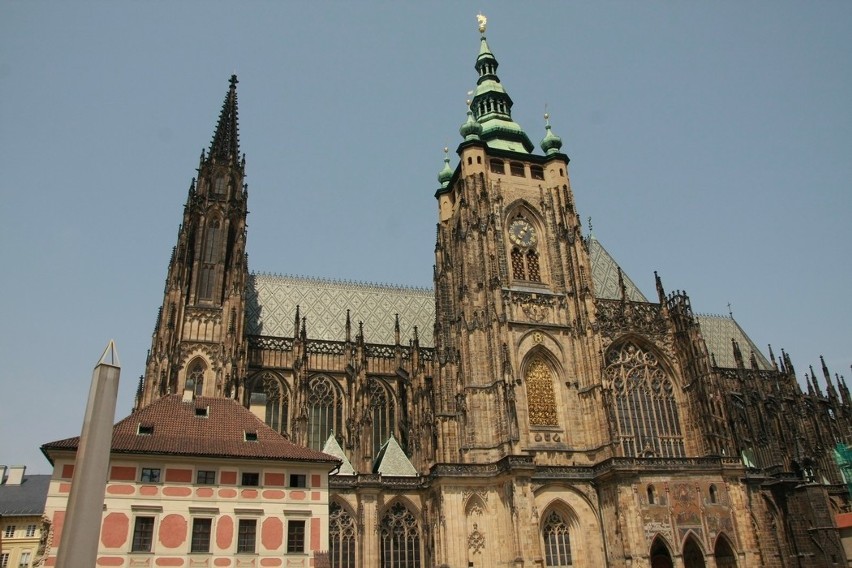 Katedra znajduje się na trzecim dziedzińcu zamku