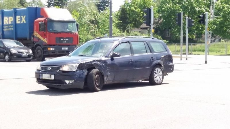 Wypadek na ul. Przybyszewskiego. Dwie osoby poszkodowane  [zdjęcia]