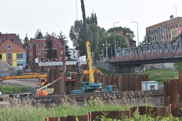 Trwa budowa mostu tymczasowego na Odrze w Krośnie Odrzańskim.