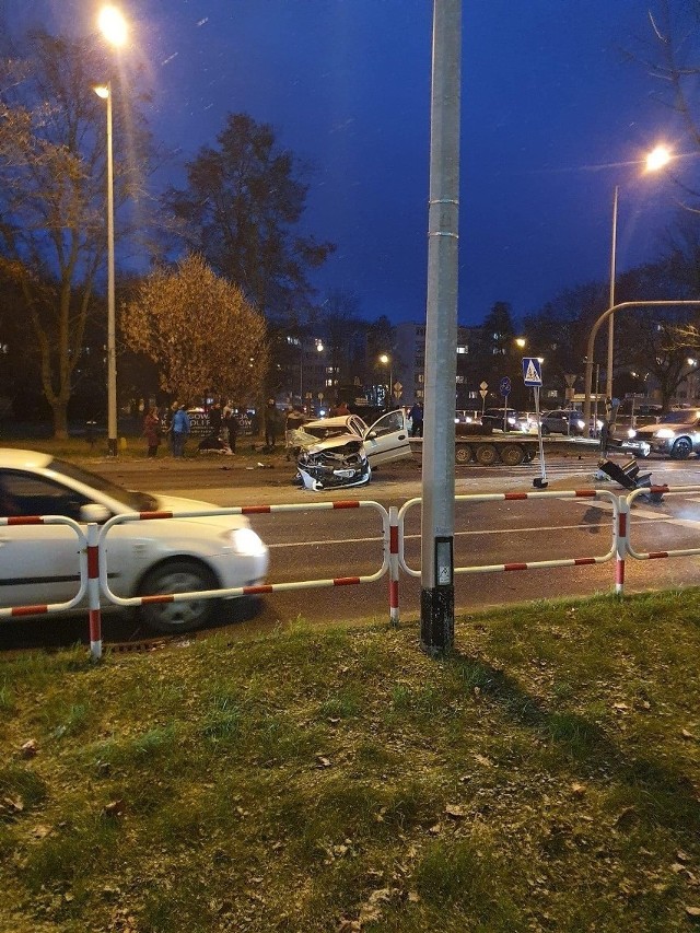 Mieszkaniec Puław chcąc skręcić w ulicę Norwida nie ustąpił pierwszeństwa pojazdowi marki Iveco jadącego z naprzeciwka