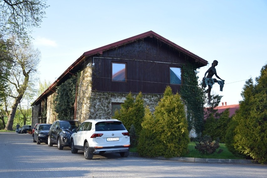 Tomaszowice. Parkowe rzeźby nie tylko stoją wśród zieleni, ale też "fruwają" nad głowami