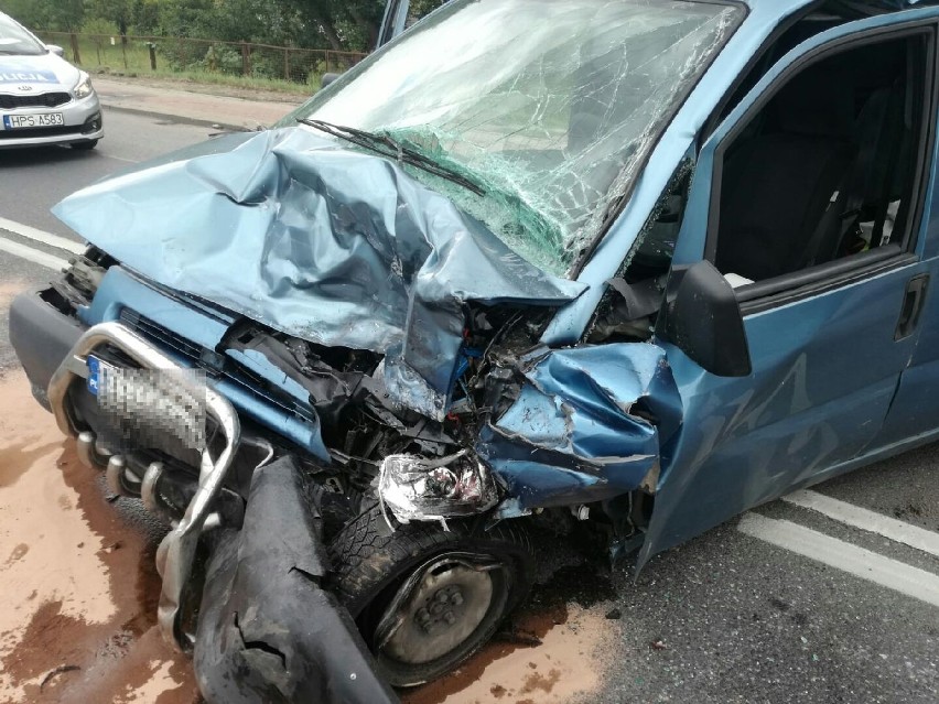Dwaj kierowcy w szpitalu po wypadku na drodze krajowej numer 42 w Starachowicach 