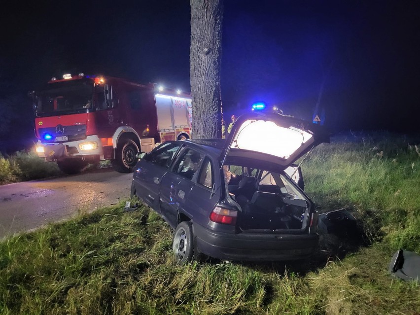 Tragiczny wypadek na trasie Lipowy Dwór – Czyprki. Opel wpadł w poślizg i uderzył w drzewo