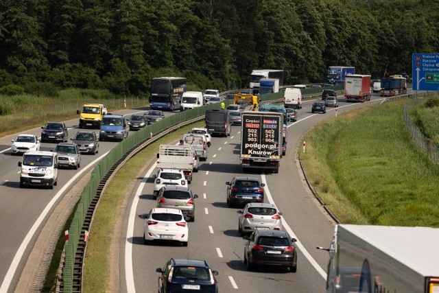 Kierowcy jadący autostradą A4 muszą się jednak liczyć z utrudnieniami i korkami. Zablokowane są bowiem dwa pasy ruchu w kierunku Wrocławia