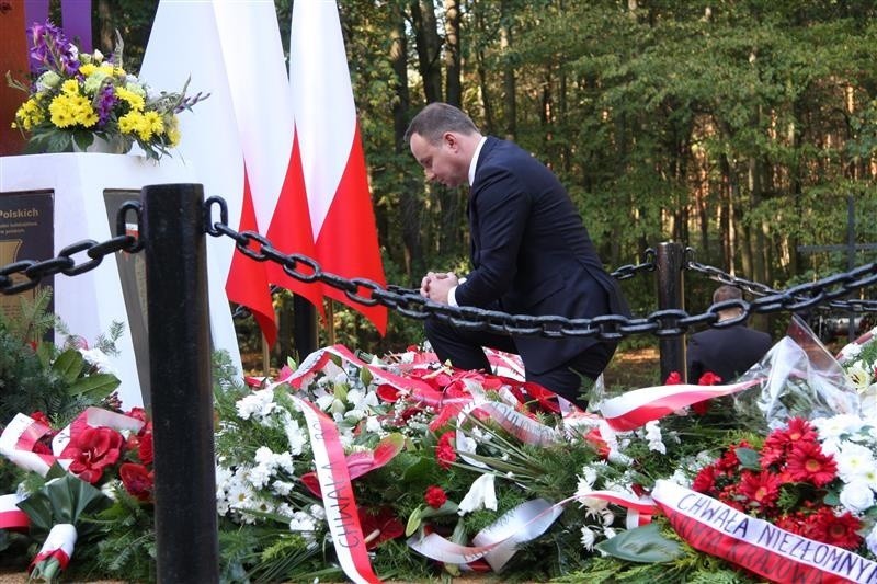 W lesie pod Barutem prezydent Andrzej Duda złożył kwiaty na...