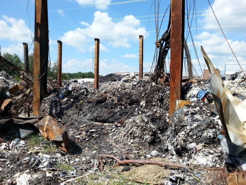 W maju spłonęło  składowisko odpadów przy dawnym zakładzie...
