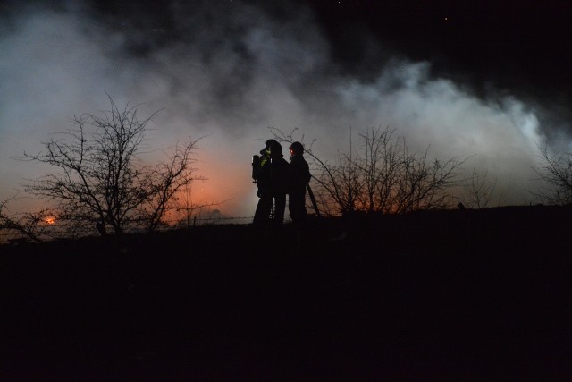 Tak paliło się na Składowisku Odpadów Komunalnych w Bladowie 29 marca. Podczas pierwszej akcji strażacy pracowali całą noc. Dziś paliła się ta sama kwatera śmieci