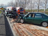 Zderzenie dwóch aut w Bogdanowicach pod Głubczycami. Trzy osoby ranne, lądował helikopter LPR
