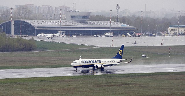 Ląduje samolot Ryanaira. W tle widać samolot linii Adria Airways, które niegdyś latały z Łodzi