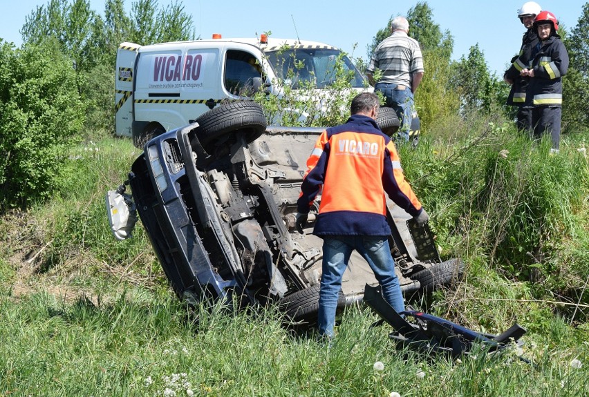 Wypadek na drodze przez łąki. 20-letni kierowca golfa z...