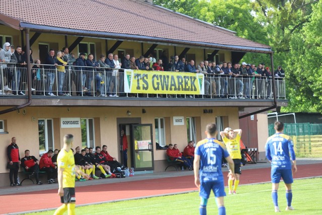 Kibice na meczu Gwarek Tarnowskie Góry - Ruch ChorzówZobacz kolejne zdjęcia. Przesuwaj zdjęcia w prawo - naciśnij strzałkę lub przycisk NASTĘPNE