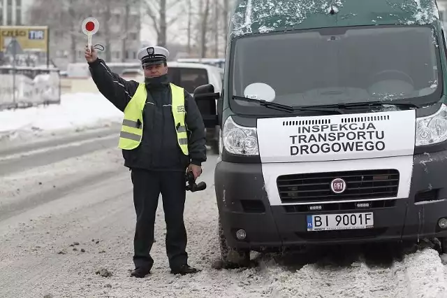 Na razie inspektorzy mogą zatrzymać auto osobowe, ale nie mają prawa go skontrolować. To się zmieni już niebawem. Funkcjonariusze ITD będą też mogli ukarać mandatem kierowcę rażąco naruszającego przepisy.