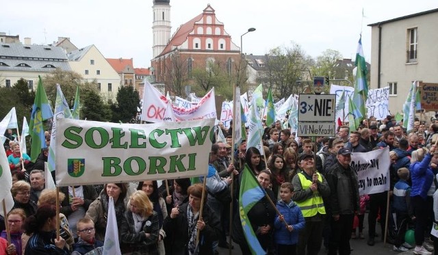 1 stycznia 2017 roku w skład Opola weszło 12 sołectw z okolicznych gmin, w tym pięć z Dobrzenia Wielkiego. Chodzi o Borki, Brzezie, Czarnowąsy, Krzano­wice i Świerkle. Miejscowi się z tym nie pogodzili.