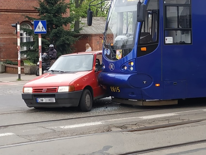 Wypadek tramwaju i samochodu przy mostach Trzebnickich (ZDJĘCIA)
