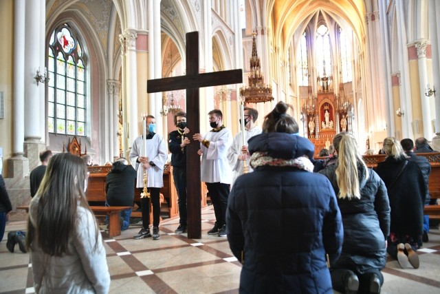 Wielki Tydzień powoli dobiega końca. W chrześcijaństwie to uroczysty czas upamiętniający ostatnie dni Chrystusa. Świadectwem Męki Pańskiej jest dla wiernych droga krzyżowa. Podobnie jak w ubiegłym roku, z powodu epidemii w wielu parafiach prowadzono transmisje drogi krzyżowej za pośrednictwem Internetu.>