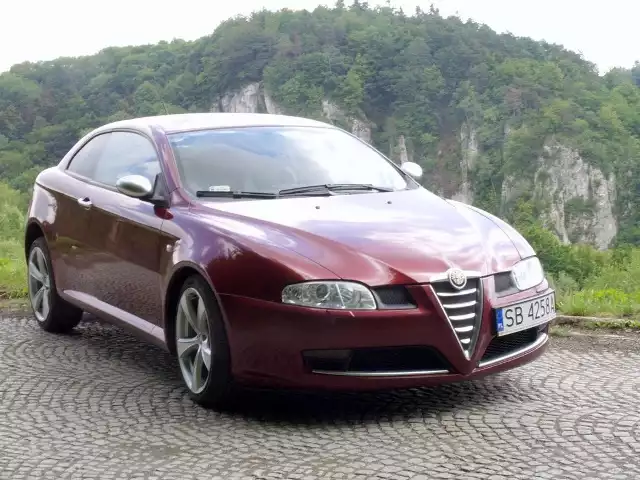 Zmiany w stylistyce Alfy Romeo, zapoczątkowane przez modele Alfa Romeo 156 i AR 147, ponownie sprawiły na rynku ogromne zainteresowanie samochodami tej marki. Idąc za ciosem przygotowano prawdziwe cacko stylistyczne Alfę Romeo GT.Fot. Bogusław Korzeniowski