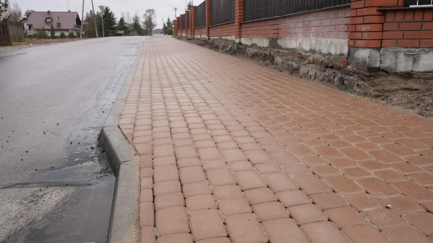 Nowe inwestycje drogowe w gminie Kozienice. Oddano do użytku cztery odnowione ulice w Janowie oraz chodnik w Kociołkach. Zobaczcie zdjęcia