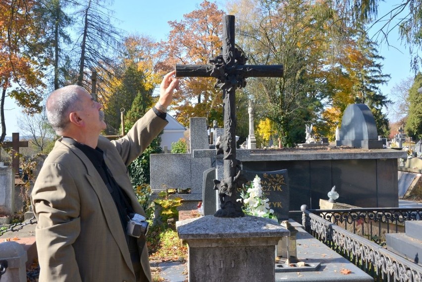 Kwestuj na cmentarzach w Kielcach. 1 i 2 listopada zbieramy na ratowanie nagrobków