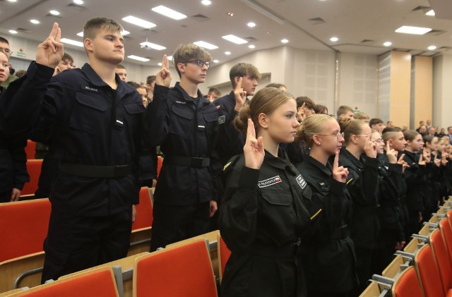 10 lat temu w VII Liceum Ogólnokształcącym w Szczecinie powstała pierwsza klasa mundurowa. W tym roku szkolnym szkoła może pochwalić się aż czterema profilami klas mundurowych.