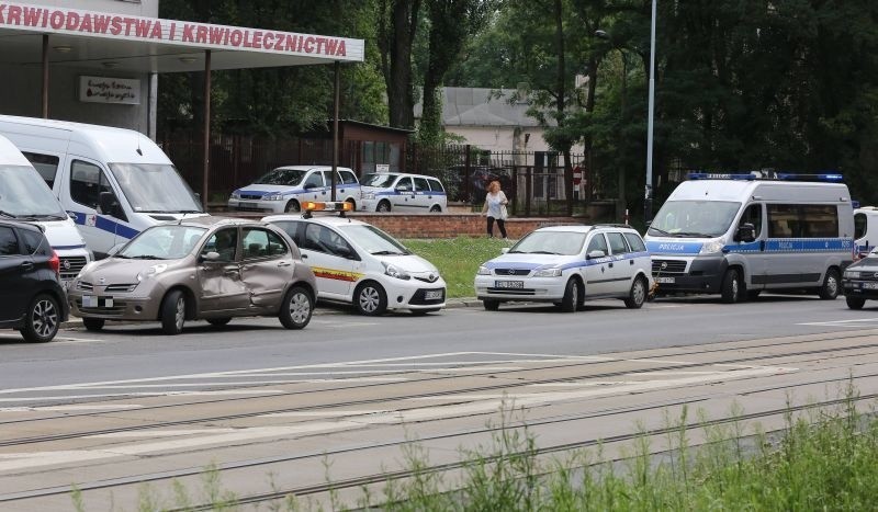 Wypadek na ul. Franciszkańskiej. Samochód zderzył się z tramwajem [zdjęcia]