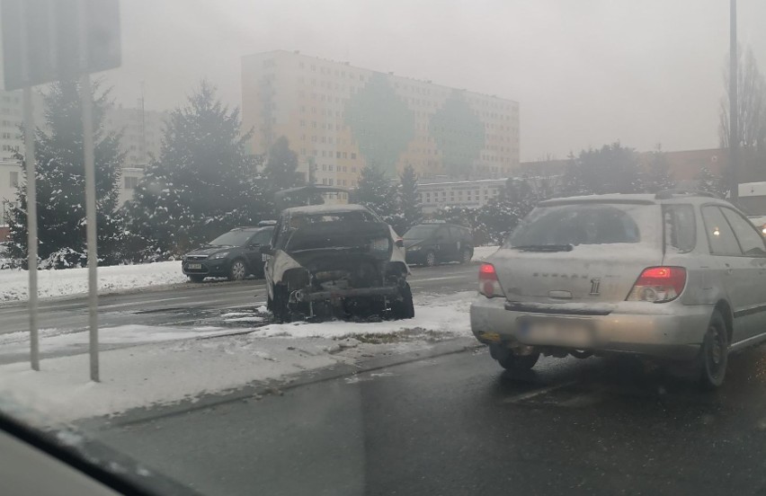 Na alei Rejtana w Rzeszowie spalił się samochód marki Citroen C3. Zdjęcia internauty