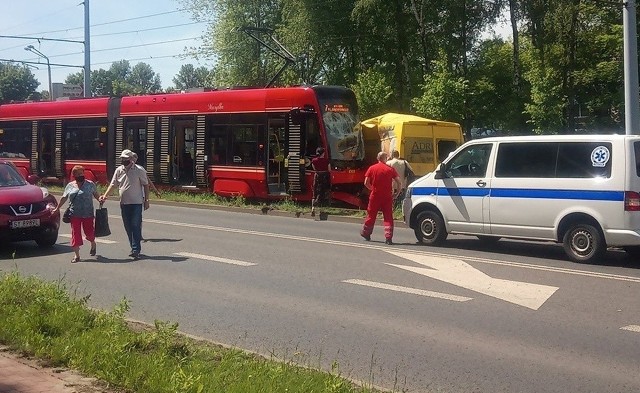 Bytom. Samochód dostawczy zderzył się z tramwajem na Łagiewnikach