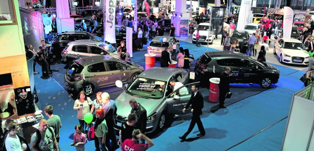 Motoshow okazał się atrakcją weekenduWśród licznych motoryzacyjnych premier mogliśmy zobaczyć najnowsze modele Lexusa, Mercedesa , BMW, czy Audi. Zaprezentowano również nowości popularnych marek z niższej półki.