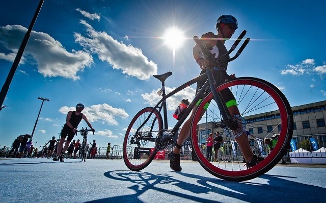 Triathlon to połączenie trzech dyscyplin - pływania, jazdy na rowerze i biegania.