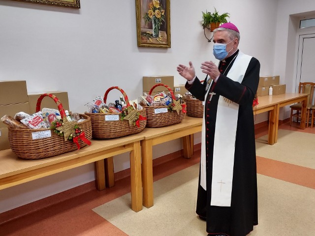 Kosze żywnościowe przekazał i pobłogosławił biskup sandomierski Krzysztof Nitkiewicz.