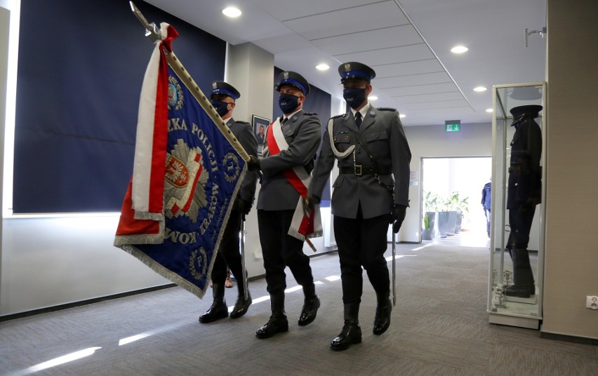 Kraków. 50 nowych policjantów zasiliło małopolski garnizon. Wśród nich jest dziewięć kobiet [ZDJĘCIA]