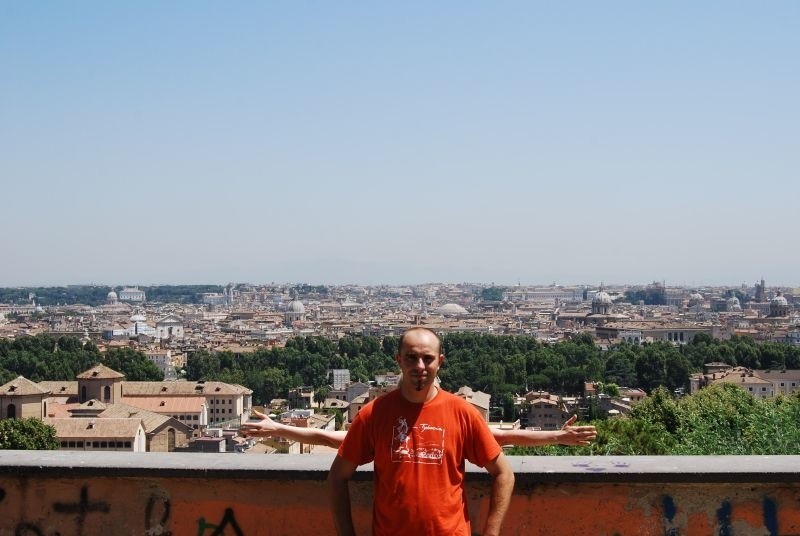 Zdjecie przedstawia panorame Rzymu ze wzgórza Lanikulum