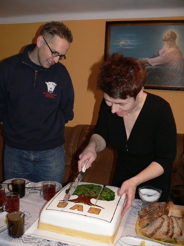 Podczas rodzinnej uroczystości pani Wiola podała tort ,...