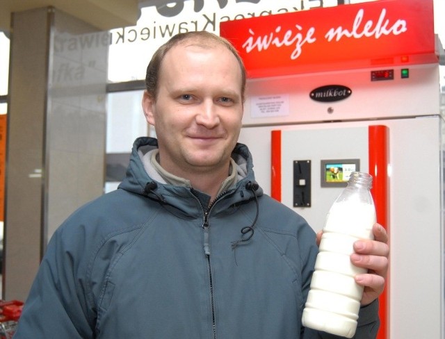 Z mlekomatu w Rzeszowie kupimy mleko, jakiego nie dostanie się w żadnym sklepie - ma 4 proc. tłuszczu i jest świeże (nie pasteryzowane).