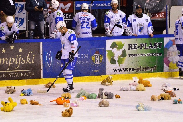 Na taflę oświęcimskiego lodowiska w meczu Unii przeciwko GKS Tychy, w ramach akcji Teddy Bear Toss, spadło 451 pluszaków