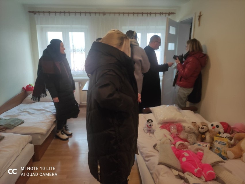 Kolejne rodziny z Ukrainy w Piekoszowie, wśród uchodźców 3-miesięczna Sofija. Była msza i wzruszająca homilia biskupa. Zobaczcie zdjęcia