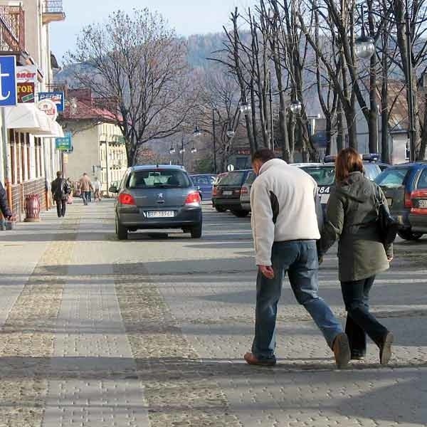 Północna pierzeja rynku. Nowa kostka, stylowe lampy, a zamiast deptaka - ruchliwa ulica. 