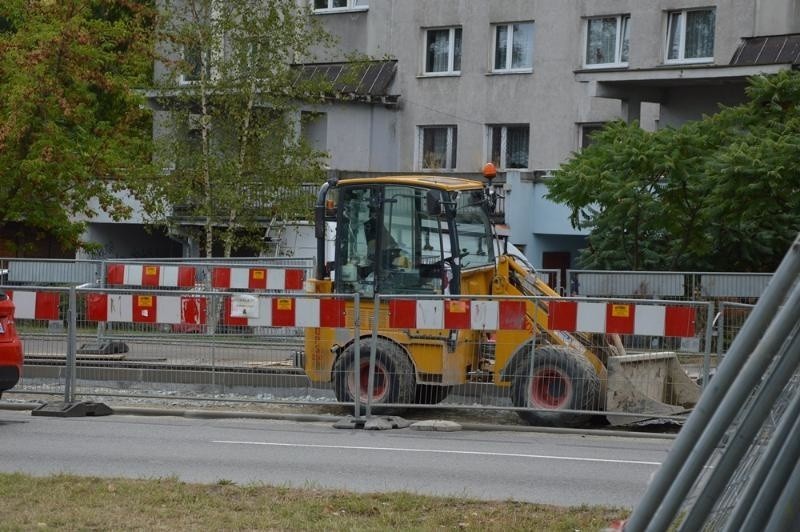 Wrocław: Przy Szybowcowej zabrali mieszkańcom parking. Budują postój taksówek i skwer (ZDJĘCIA) 