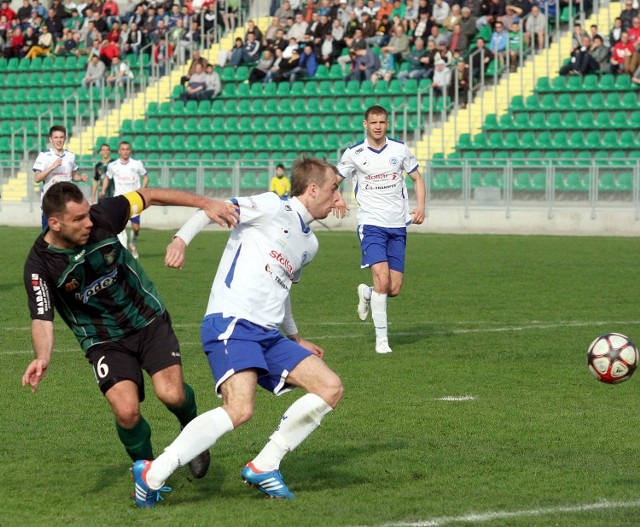 Wojciech Fabianowski (z lewej) zdobył gola dla "Stalówki" w meczu z Unią Tarnów.