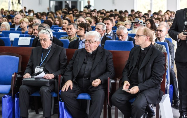 W czwartek, 26 października, w Kujawsko-Pomorskiej Szkole Wyższej w Bydgoszczy odbywał się kongres "Jeden świat - wiele kultur", w ramach którego spotkali się przedstawiciele różnych wyznań i dyskutowali m.in. o wzajemnej tolerancji, pomocy Kościoła dla uchodźców, relacjach polsko-żydowskich. W ramach kongresu zorganizowano VIII Międzynarodową Konferencję Interdyscyplinarną pt. "Dialog wielokulturowości i prawda”. Wśród goszczących na kongresie znaleźli się abp. Henryk Muszyński, wicepremier Jarosław Gowin, Naczelny Rabin Polski Michael Schudrich.zobacz też wypowiedź wiceministra Jarosława Gowina na temat uchodźców: