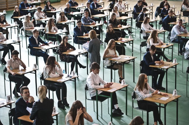 W środę uczniowie trzecich klas gimnazjalnych przystąpili do egzaminu gimnazjalnego. Nasz fotoreporter odwiedził VI LO w Koszalinie z oddziałami gimnazjalnymi.Zobacz także Prezydent Koszalina Piotr Jedliński o strajku nauczycieli