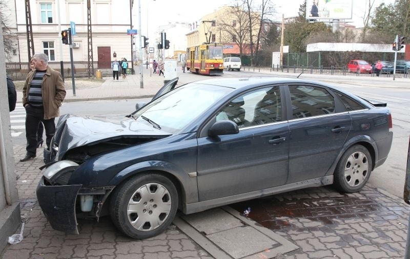 Wypadek na Gdańskiej. Auto uderzyło w budynek [ZDJĘCIA]