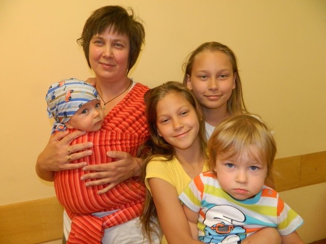 Beata Kusowska: - Dzieliłam się mlekiem z innymi dziećmi przez pół roku. Na zdjęciu z córkami: Jowitą, Julią, Lidią i Julitą