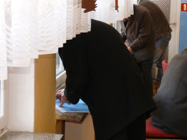 Głosowanie na parapecie w lokalu wyborczym w Stalowej Woli.