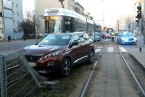 Samochód osobowy na torowisku na Grabiszyńskiej. Tramwaje zmieniły trasy